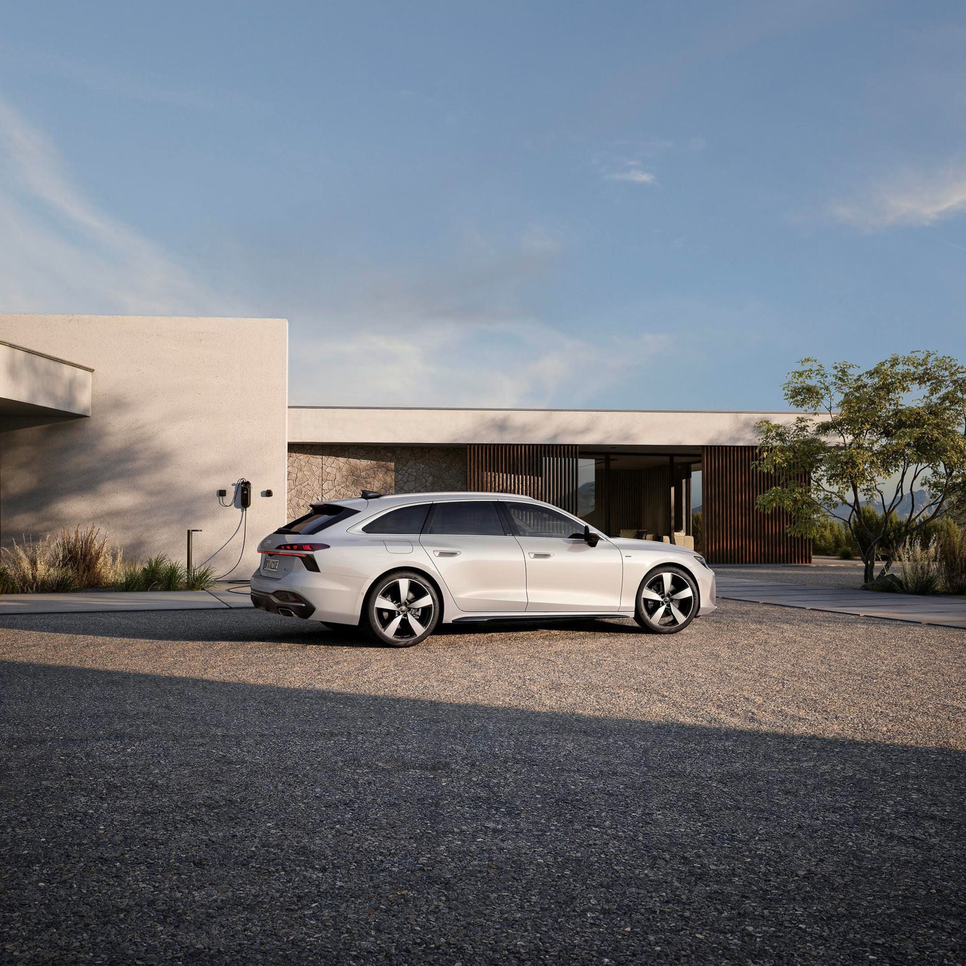 De Audi A6 e-hybrid voor een huis.